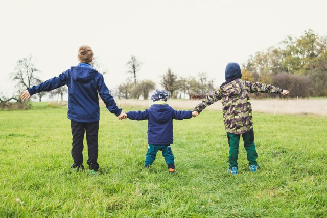 Mother and children (c) Markus Spiske